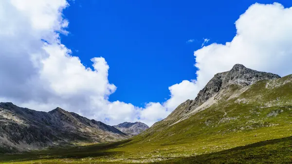 Mavi ve berrak gökyüzü ile dağ manzarası