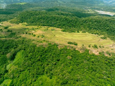 Dağların eteklerinde uzanan otlakların nefes kesici manzarası.