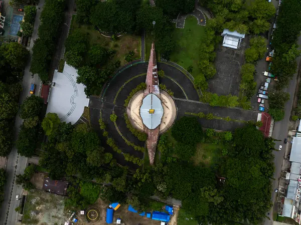 Sakin bir köyde tarihi bir anıtın insansız hava aracı görüntüsü.