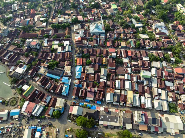 Sahilin kıyısındaki küçük bir sahil köyünün hava manzarası..