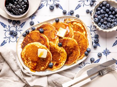 Amerikan tereyağlı krepleri taze yaban mersini reçeli, akçaağaç şurubu ve tereyağı ile servis edilir.