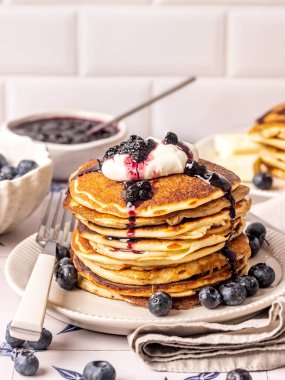 Yaban mersini, akçaağaç şurubu, mascarpone peyniri ve yaban mersini reçeliyle servis edilen Amerikan kremalı krepleri.