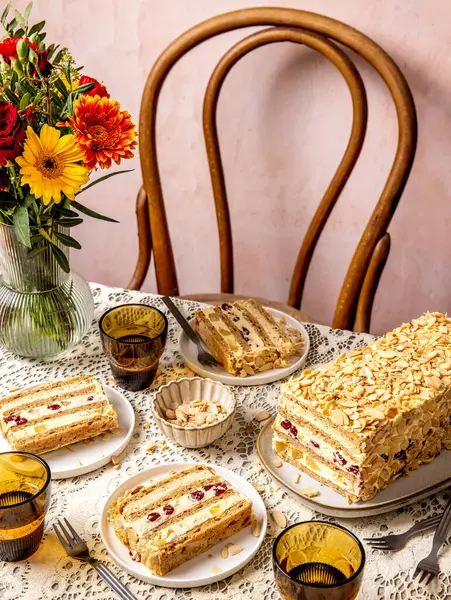 Kırsal bir masada dilimlenmiş Moskva keki, Belgrad 'dan ünlü Moskva oteli. İçi kiraz ve ananas parçalarıyla dolu tereyağlı kremalı tatlı.