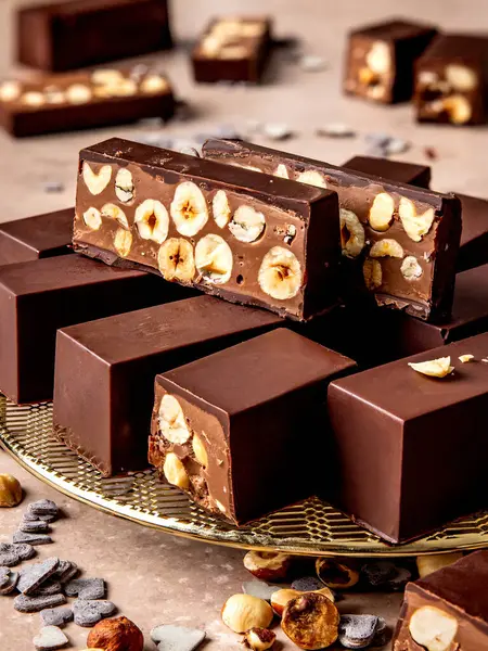 Çikolata ve fındıklı ev yapımı İtalyan fındığı. Adı Torrone. Çikolatalı pralineye benziyor, ikiye bölünüp bir tabakta servis ediliyor.