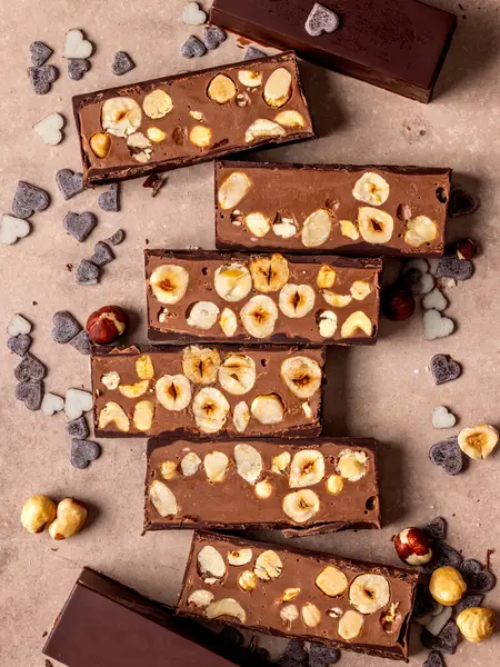 Çikolata ve fındıklı ev yapımı İtalyan fındığı. Adı Torrone. Çikolatalı pralineye benziyor. İkiye bölünmüş.