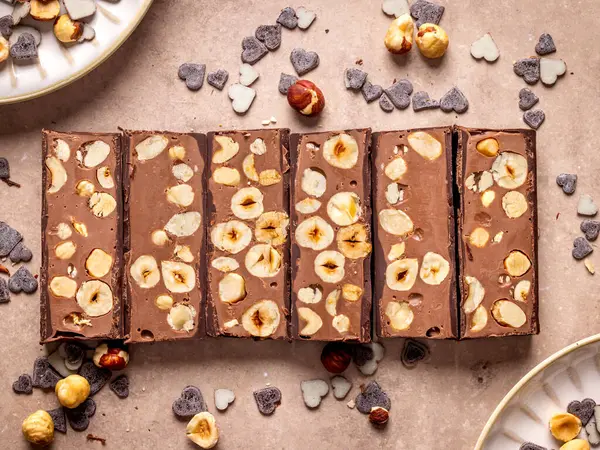 Çikolata ve fındıklı ev yapımı İtalyan fındığı. Adı Torrone. Çikolatalı pralineye benziyor. İkiye bölünmüş.