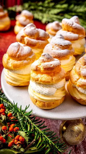 Kremalı, vanilyalı, kremalı, kremalı, pasta tezgahında servis edilen ve şekerle toz haline getirilen...