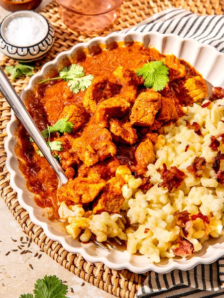 Gümüş çatallı tek bir kişiye servis edilen domuz eti ve ev yapımı yumurta köfteleriyle geleneksel Macar domuz güveci.