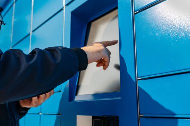 Beyaz arka planda parçalanmış bir akıllı telefon. Kayıp bir batarya karşılaştırması ve hasarlı, şişmiş bir eski. Elektronik tamir ve bakım konsepti