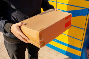 Beyaz arka planda parçalanmış bir akıllı telefon. Kayıp bir batarya karşılaştırması ve hasarlı, şişmiş bir eski. Elektronik tamir ve bakım konsepti