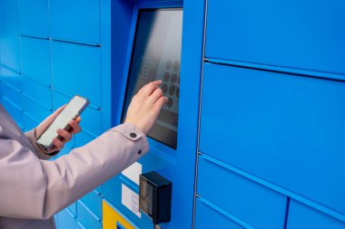 Beyaz arka planda parçalanmış bir akıllı telefon. Kayıp bir batarya karşılaştırması ve hasarlı, şişmiş bir eski. Elektronik tamir ve bakım konsepti