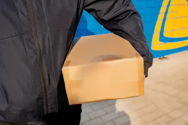 Beyaz arka planda parçalanmış bir akıllı telefon. Kayıp bir batarya karşılaştırması ve hasarlı, şişmiş bir eski. Elektronik tamir ve bakım konsepti