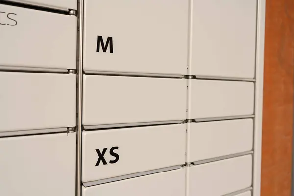 Beyaz arka planda parçalanmış bir akıllı telefon. Kayıp bir batarya karşılaştırması ve hasarlı, şişmiş bir eski. Elektronik tamir ve bakım konsepti