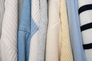 Gauja Ulusal Parkı 'nın Sonbahar Manzarası Sigulda, Letonya' daki Renkli Orman 'da Dönen Nehir Manzarası Nefes Kesen Doğa, Huzurlu Vahşi Doğa ile Altın Saat Manzarası