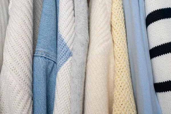 Gauja Ulusal Parkı 'nın Sonbahar Manzarası Sigulda, Letonya' daki Renkli Orman 'da Dönen Nehir Manzarası Nefes Kesen Doğa, Huzurlu Vahşi Doğa ile Altın Saat Manzarası