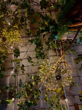 Serada peri ışıkları ve yeşillik var. 