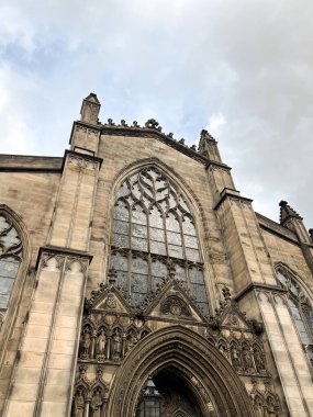 Lekeli Cam ve Taş oymalarıyla Gotik Katedral Cephesi.