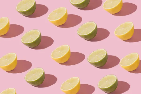 Parlak pembe arka planda sarı ve yeşil kireç dilimli renkli yaz deseni. Minimum yaz konsepti.