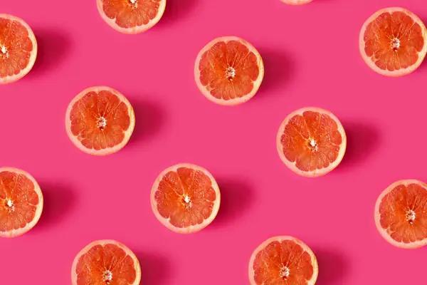 Pembe arka planda greyfurt deseni. Minimum düz konsept.