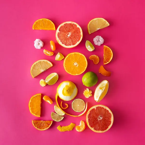 Pembe arka planda tropikal meyve ve çiçeklerle yaratıcı yaz konsepti.