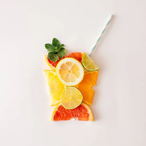 Beyaz arka planda pipet içen cam şeklinde tropikal bir meyve. Düz yatıyordu.