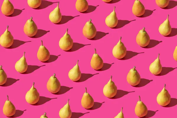 Pastel pembeye karşı taze armutlarla yaratılmış yaratıcı desen. Minimum yaz meyvesi düzeni..