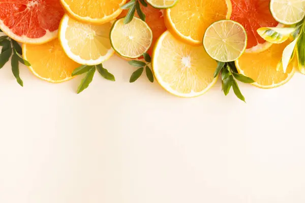 Yazın tropikal meyve kavramı kopyalanmış beyaz arka planda yatıyordu.