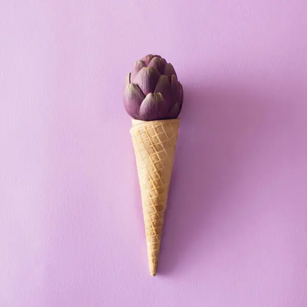 Morumsu bir arka planda enginarlı dondurma külahı. Sebze ve şeker kavramı.