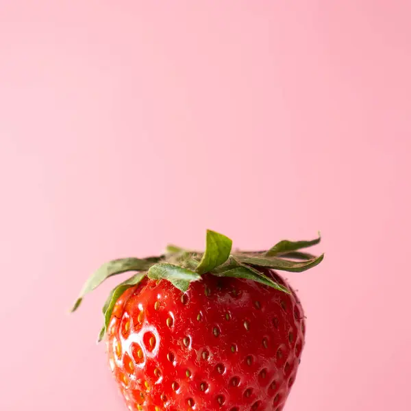 Pastel pembe arka planda çilek. Fotokopi alanı olan yiyecek konsepti.