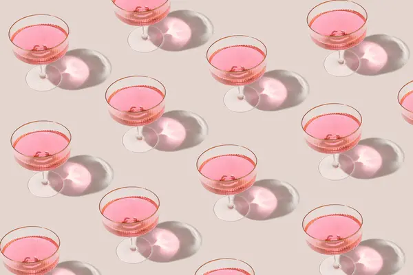 Minimum bej parti arka planında şampanya kadehiyle yaratılmış yaratıcı bir model.