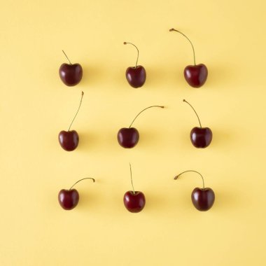 Sarı kirazla yapılmış minimum gıda konsepti. Düz yerde yatıyordu.