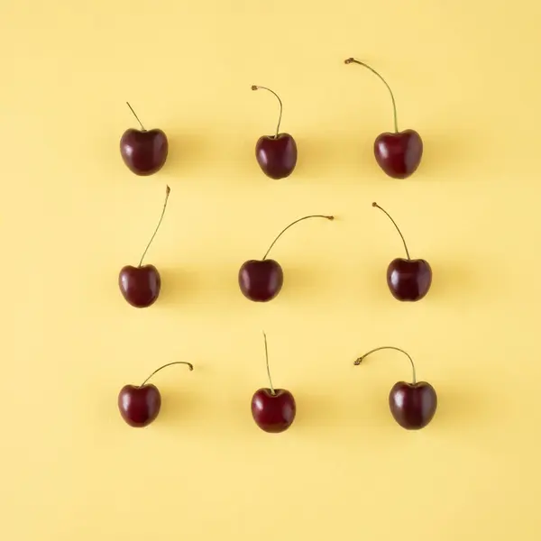 Sarı kirazla yapılmış minimum gıda konsepti. Düz yerde yatıyordu.