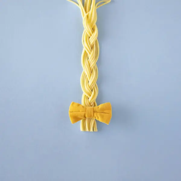 Sarı kaseli spagetti örgüsünden yapılmış yaratıcı yemek konsepti.