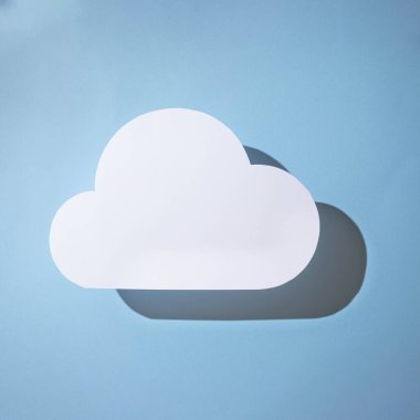 Beyaz kağıttan yapılmış bulut mavi arka planda gölgeli. Düz. Boşluğu kopyala