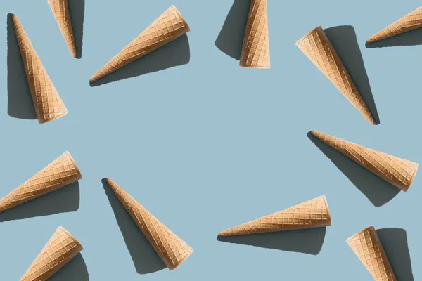 Moda Güneş Işığı yaz şablonu mavi arka planda dondurma külahlarıyla yapıldı. Anlaşıldı.