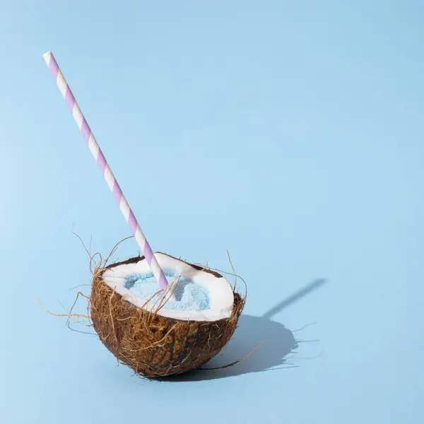 Mavi ahşap arka planda hindistan cevizi içeceği. Minimum konsept..