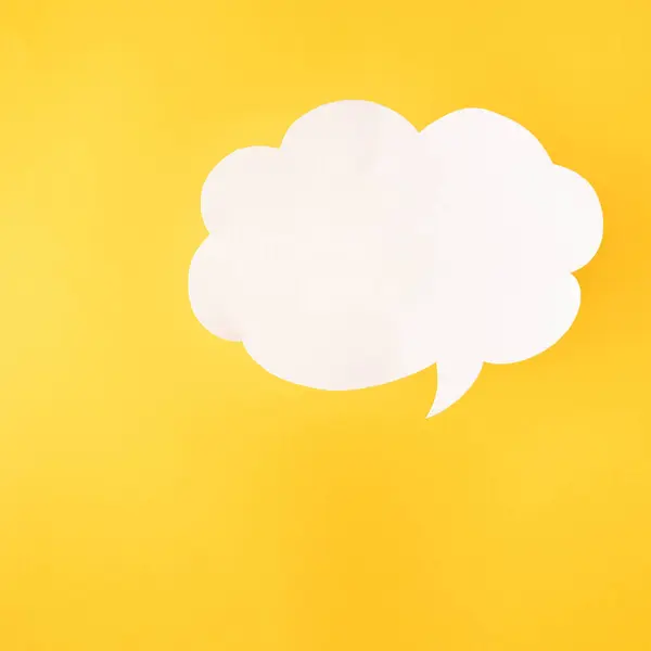 Boş konuşma balonu, beyaz kağıttan yapılmış, sarı bir arka planda. Boşluğu kopyala.