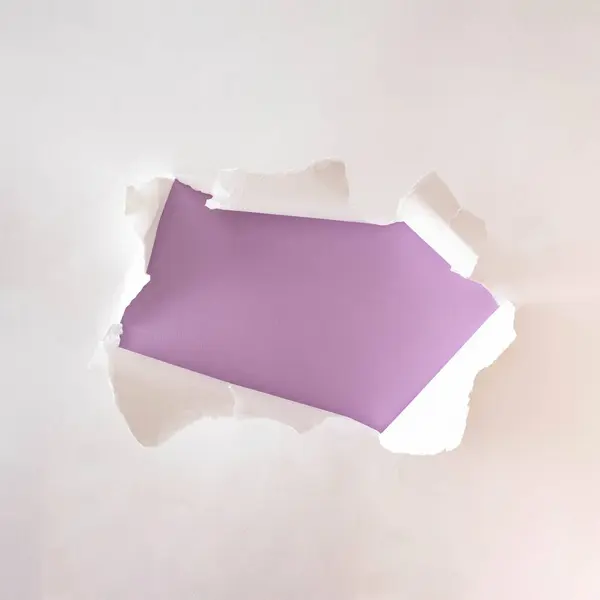 Yırtılmış beyaz arka plan ve merkezinde mor delik. Kopya alanı ile birlikte en az düzeyde düz alan.