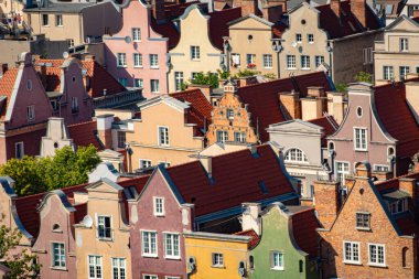 Gökyüzüne karşı kurulmuş, eşsiz mimari tarzlara sahip binaların bulunduğu canlı bir şehir manzarası..