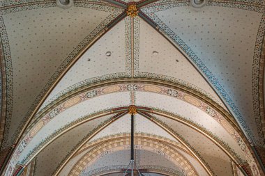 Kemerli ve karmaşık desenli ayrıntılı tavan. Tekrarlanan tasarımlar, mimari özelliklere tarih ve ihtişam katar..