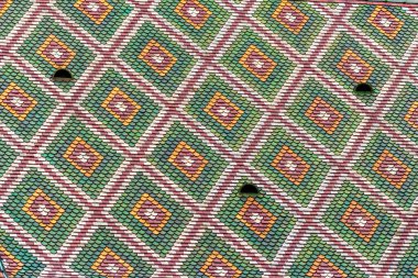 Karmaşık bir seramik düzenleme görsel olarak zorlayıcı bir geometrik desen oluşturur. Alternatif elmas şekilleri derinlik sağlar..