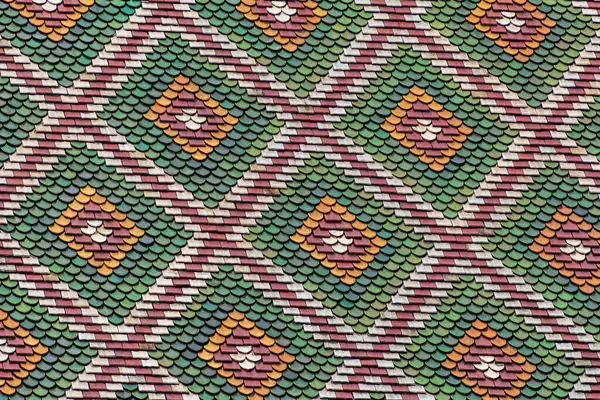 Bir dizi istiridye desenli fayanslar elmas desenli olarak düzenlenir. Fayanslar turuncu, yeşil ve kestane rengi..