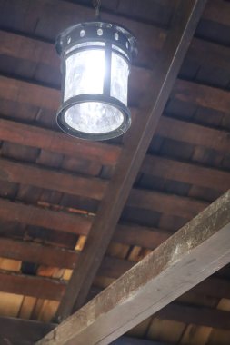 Çatı kirişlerinin ışıkları yanıyor.