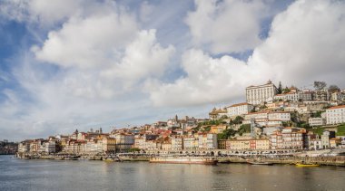 Porto, Portekiz 'deki Ribeira bölgesinin panoramik manzarası. Douro Nehri boyunca renkli binalar..