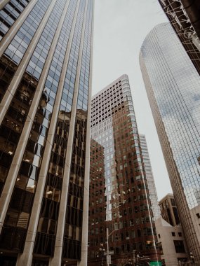 San Franciscos finans bölgesi. Yüksek modern gökdelenler birbirlerinin cephelerini yansıtıyor. Cam ve çelik yapılar şehirlerin iş merkezini ve mimari çeşitliliği sembolize eden kentsel bir kanyon oluşturuyor..