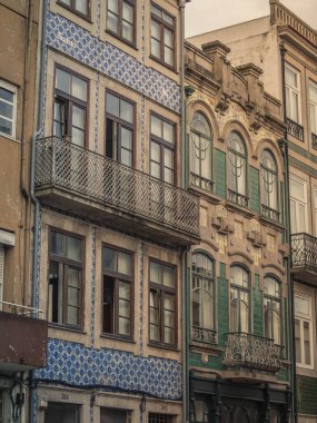 Klasik Portekiz fayanslı binalar, detaylı azulejolar ve işlenmiş demir balkonlar. Çekici renk paleti ve dokuları Porto ya da Lizbon 'un kültürel kimliğini gösteriyor..