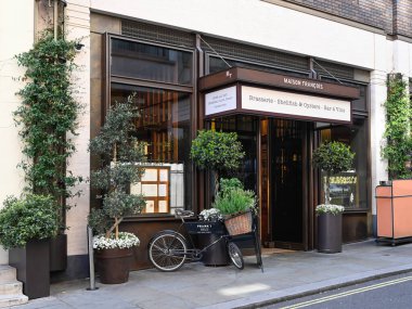 LONDON, İngiltere - 29 Nisan 2025: Duke Caddesi, Mayfair 'deki Maison Francois restoranı