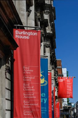 LONDON, İngiltere - 29 Nisan 2025: Piccadilly 'deki Burlington Evi' nde Kraliyet Sanat Akademisi (RA) önünde renkli bayraklar