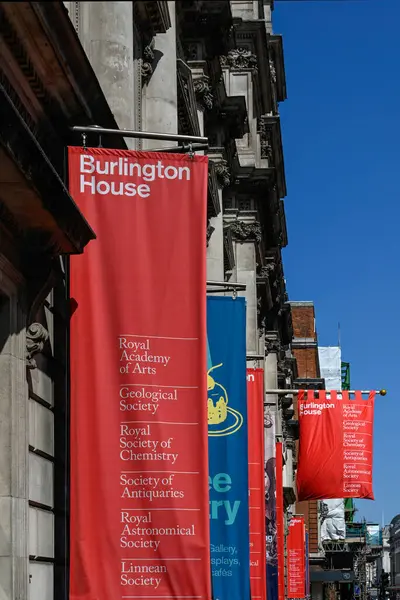 LONDON, İngiltere - 29 Nisan 2025: Piccadilly 'deki Burlington Evi' nde Kraliyet Sanat Akademisi (RA) önünde renkli bayraklar