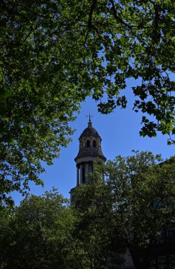 LONDON, İngiltere - 29 Nisan 2025 Marylebone High Street 'teki çan kulesi St Marylebone Kilisesi ağaçların arasından görülüyor